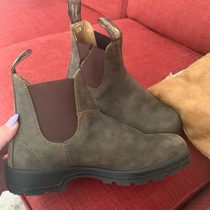 Like-new women’s Blundstone leather boots